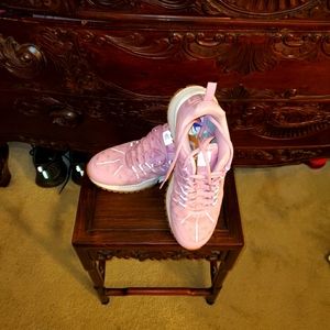 Ladies pink sneakers